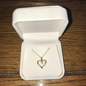 14k gold Heart shaped necklace. Brand new